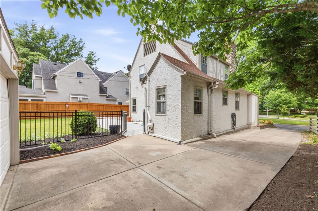 7011 Edgevale Road Kansas City, MO 64113 - Photo 36 of 42