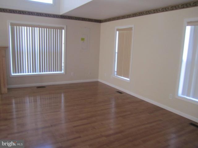 2101 Silver Lane Road Baltimore, MD 21221 - Photo 3 of 25 Living Room