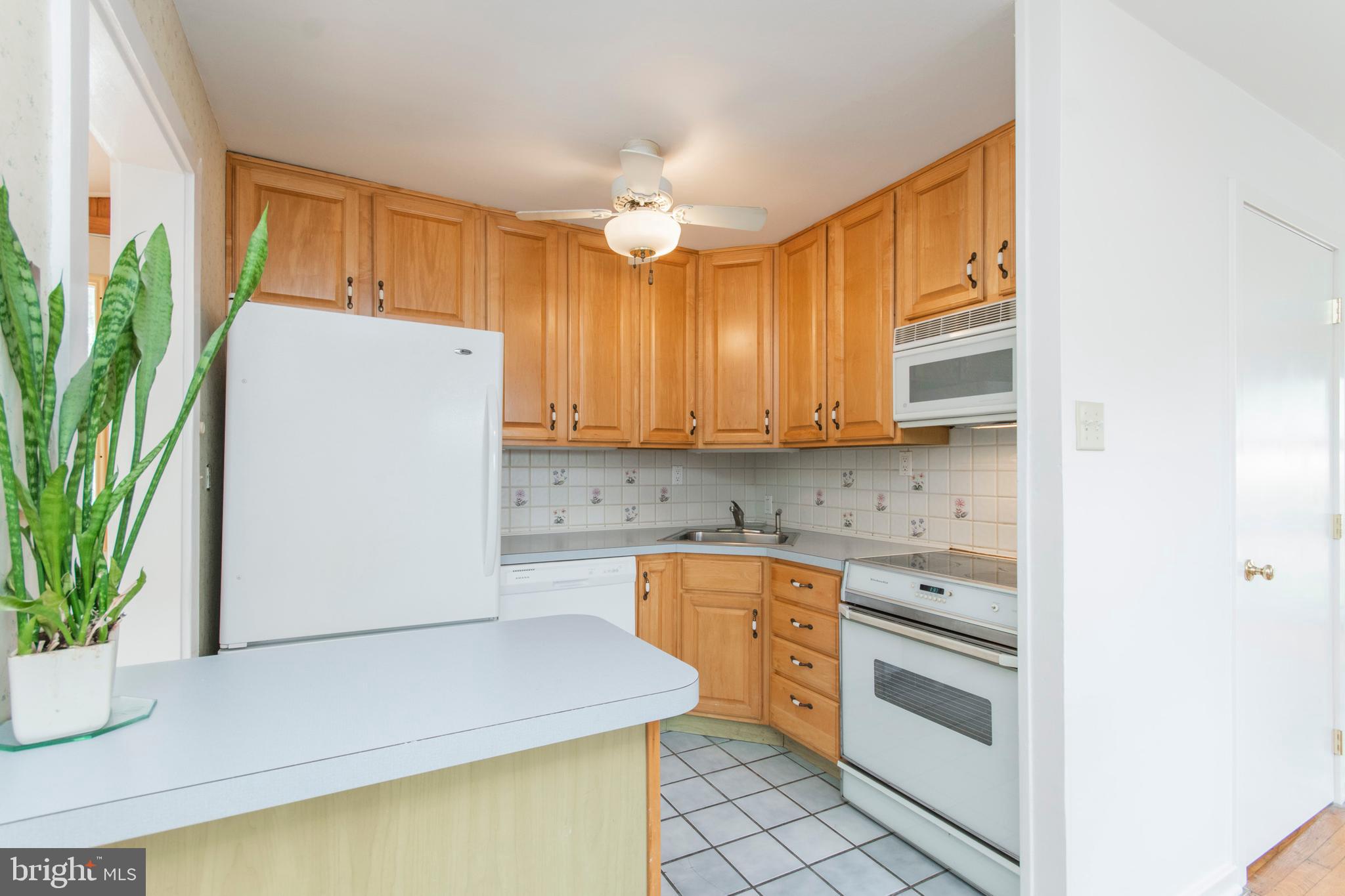 44 Eastwood Road Berwyn, PA 19312 - Photo 14 of 38 Pretty tile backsplash compliments the Kitchen.