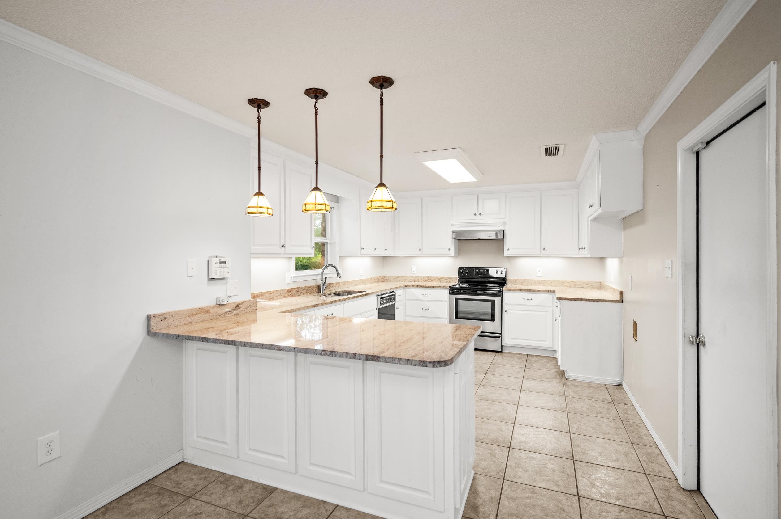 303 West Palm Avenue Foley, AL 36535 - Photo 4 of 32 Kitchen
