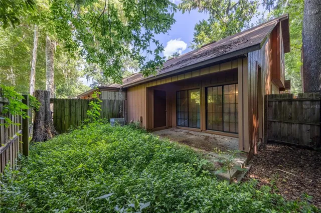 a view of a backyard with plants
