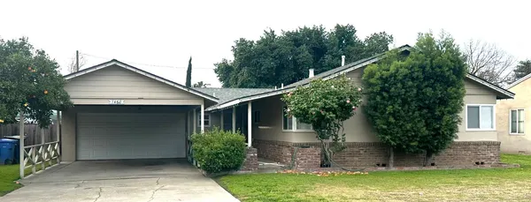 a view of a house with backyard and garden