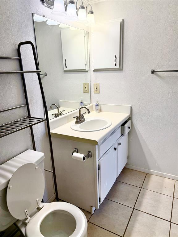 2240 Tarpley Road, Unit 31 Carrollton, TX 75006 - Photo 15 of 18 a spacious bathroom with a double vanity sink toilet and mirror