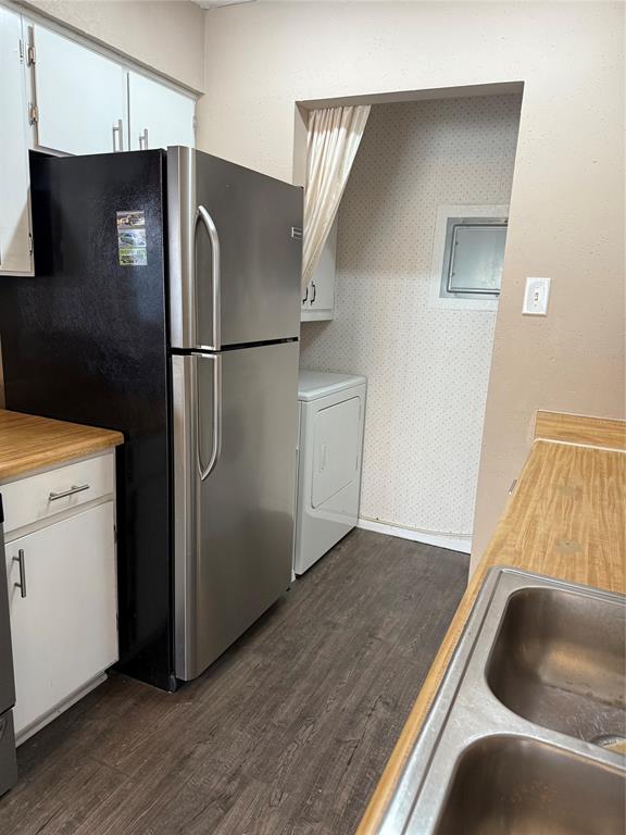2240 Tarpley Road, Unit 31 Carrollton, TX 75006 - Photo 6 of 18 a kitchen with a refrigerator and a sink