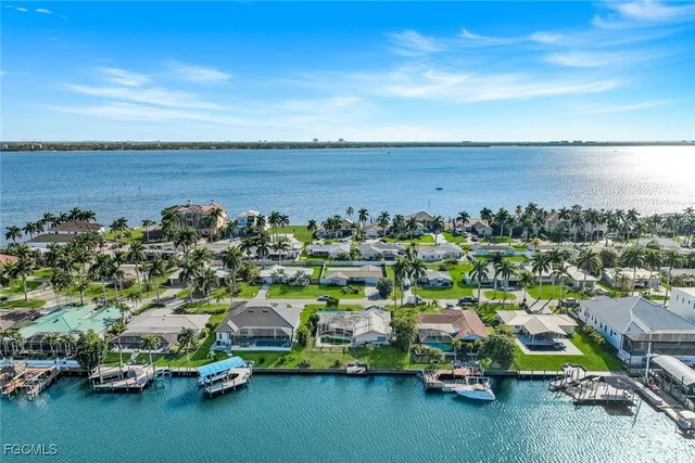 $575,000 | 441 Bayshore Drive, Cape Coral, FL 33904