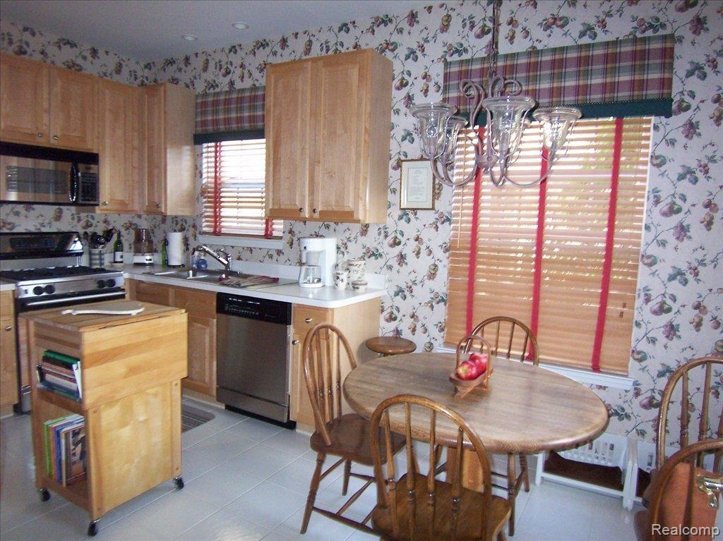 5393 Forest Ridge Drive, Unit 3 Clarkston, MI 48346 - Photo 10 of 21 100_4842.jpg