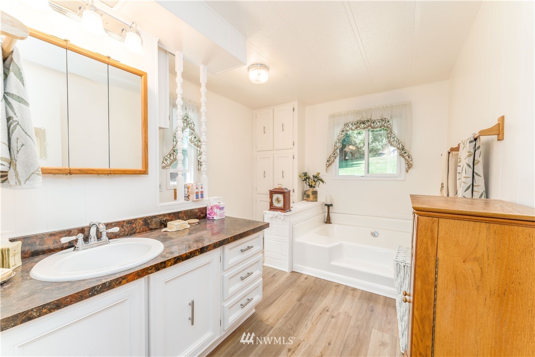 15071 South Lakeshore Road Chelan, WA 98816 - Photo 14 of 38 Gallery Image 14
