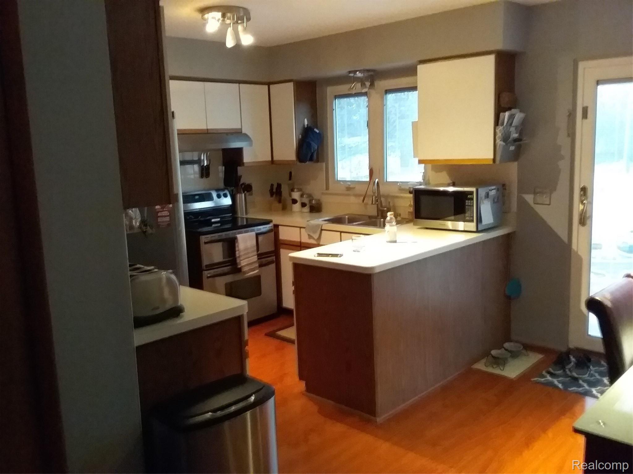 14902 Merriman Road Livonia, MI 48154 - Photo 4 of 21 Kitchen & Dining area
