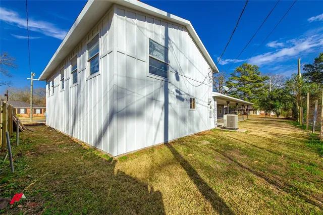 a view of an house with backyard