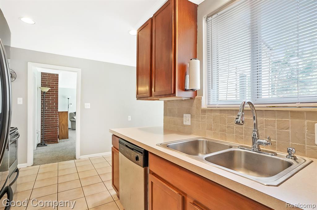 27577 Rackham Drive Lathrup Village, MI 48076 - Photo 12 of 40