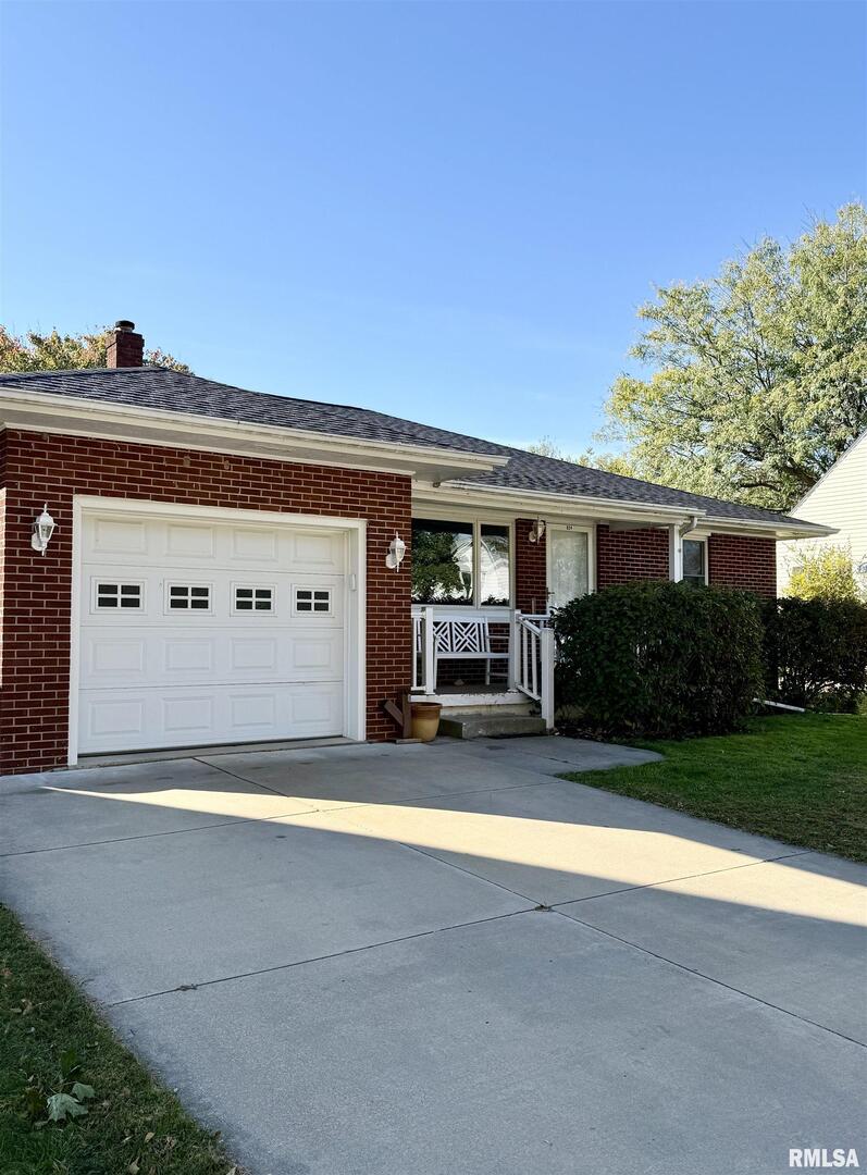 824 9th Avenue Fulton, IL 61252 - Photo 3 of 22 a front view of a house with garage