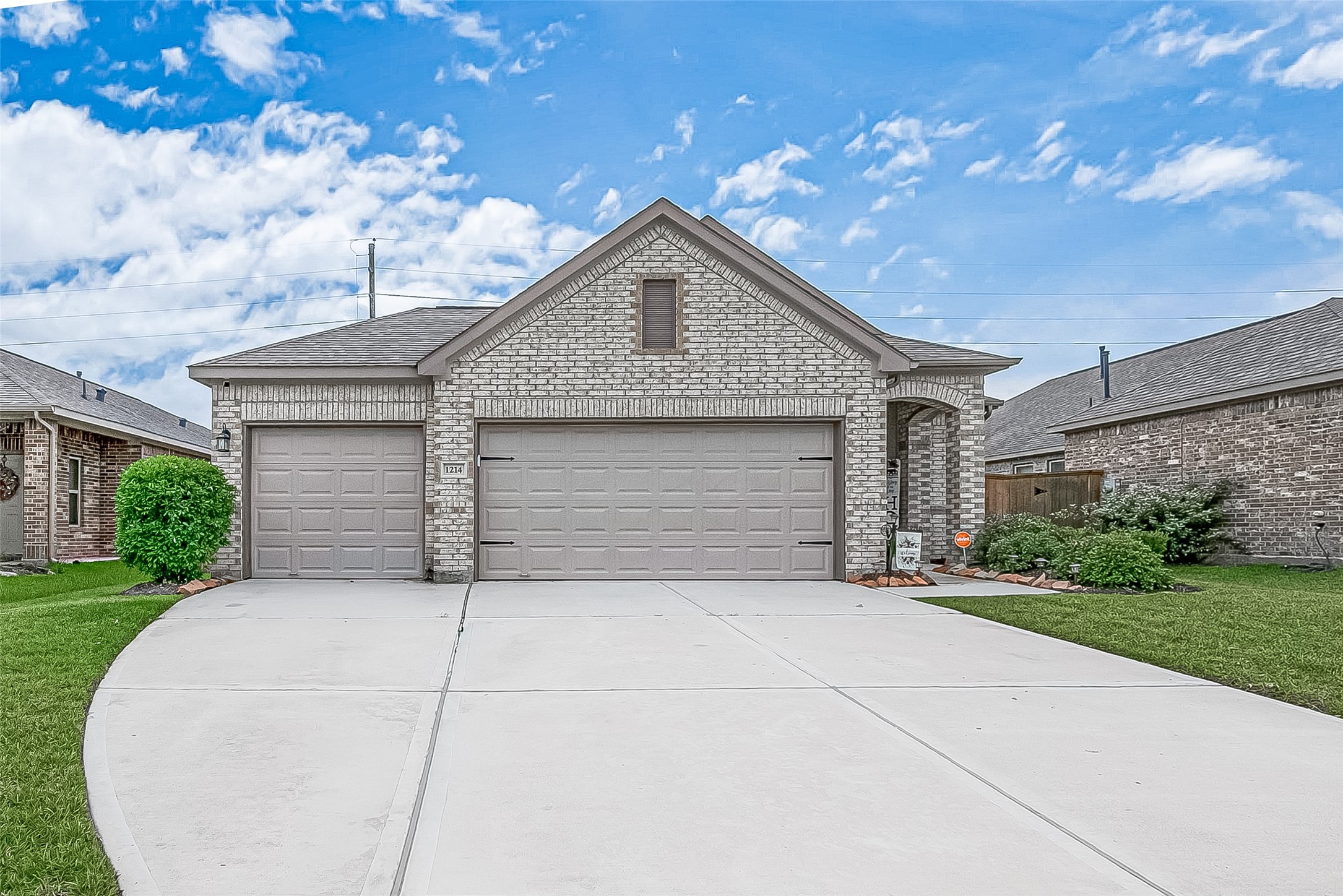 1214 Red Hills Drive Rosharon, TX 77583 - Photo 3 of 46 a front view of a house with yard and garage