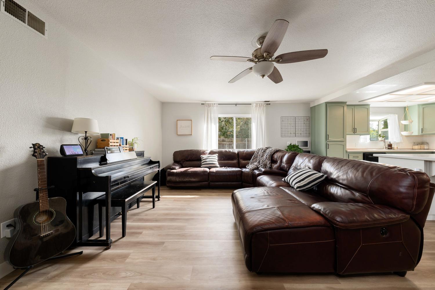 5417 Edgerly Way Carmichael, CA 95608 - Photo 15 of 46