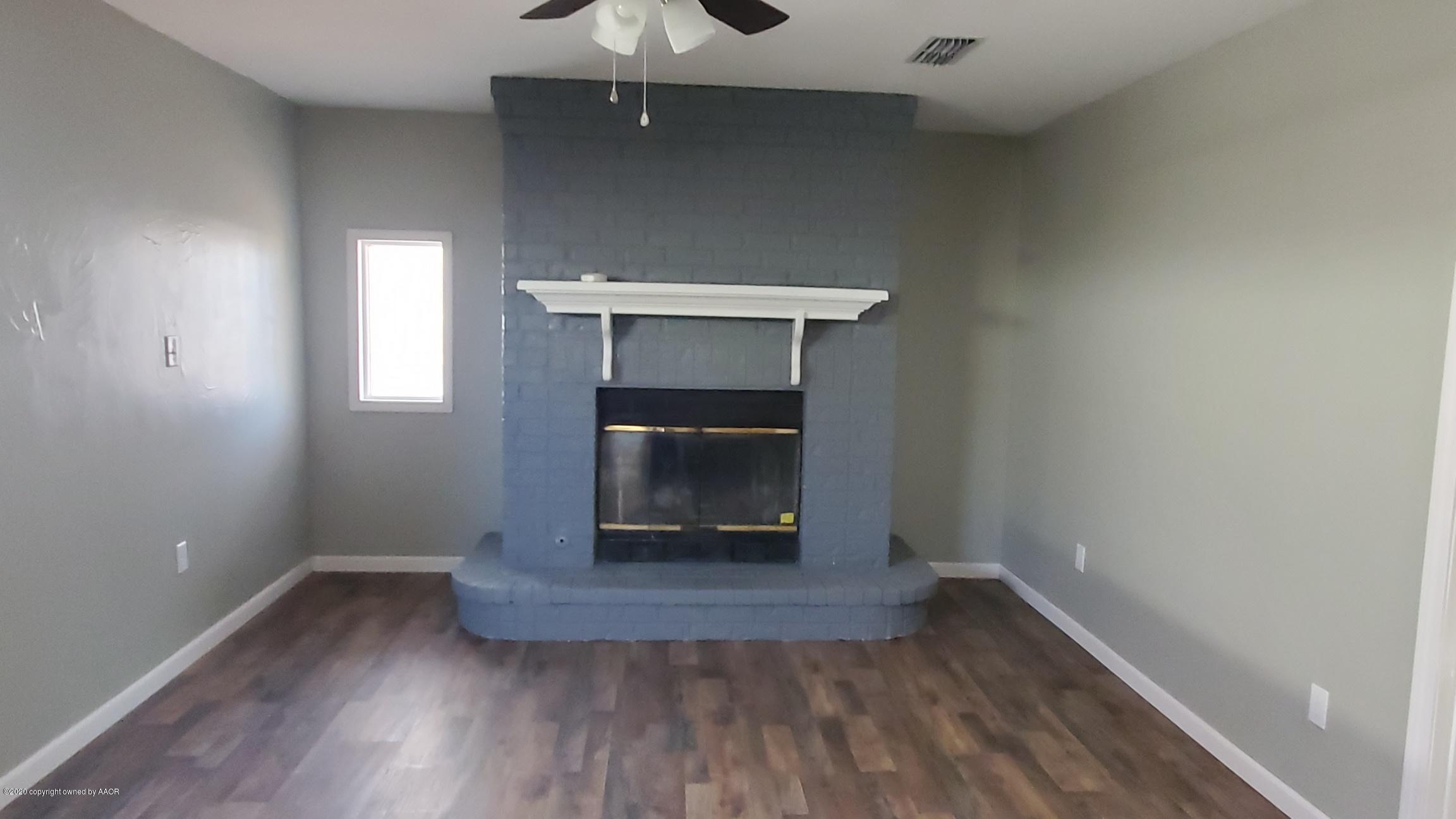 3809 South Jackson Street Amarillo, TX 79110 - Photo 5 of 17 a room with a fireplace