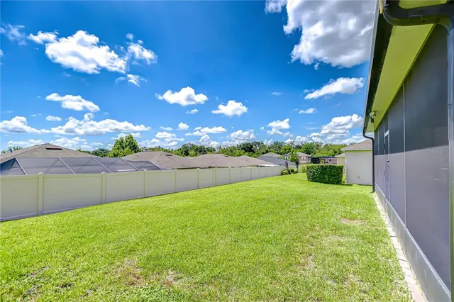 a view of a backyard