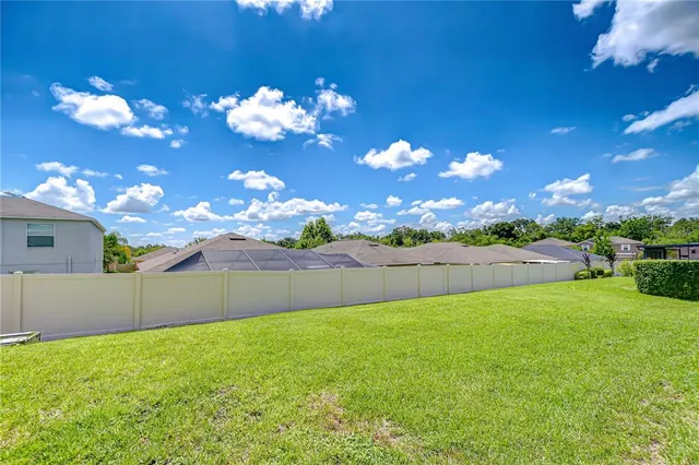 a view of a backyard