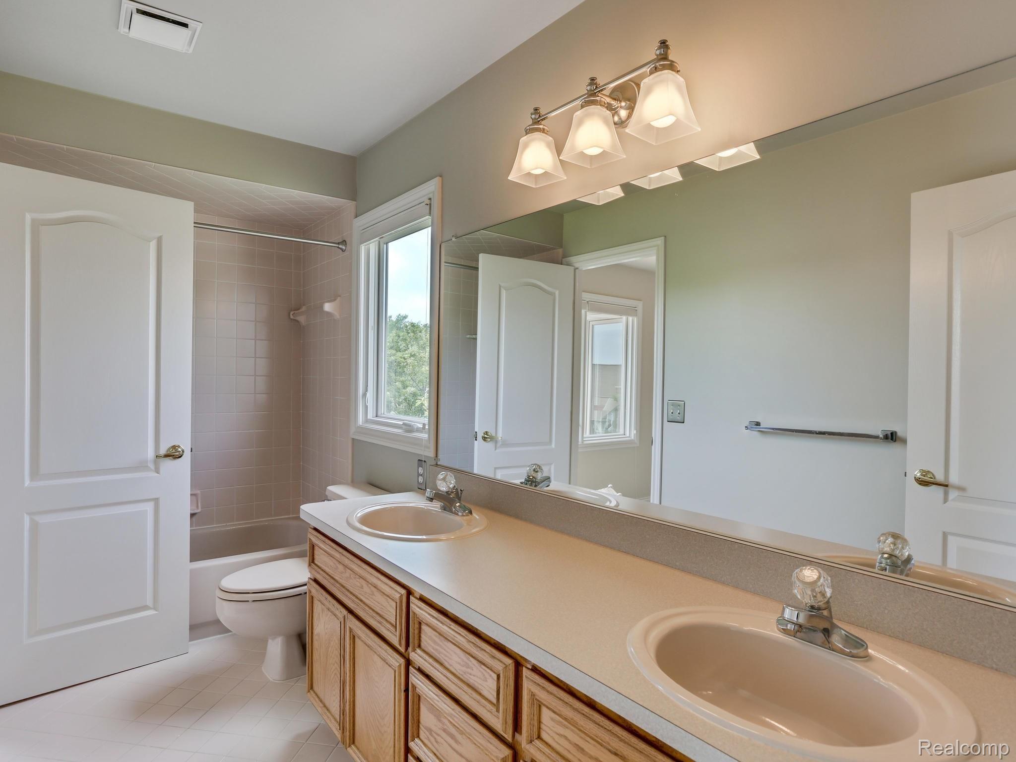 3632 Aynsley Drive Rochester, MI 48306 - Photo 32 of 49 3632 Aynsley Dr Rochester-029-028-3632 Aynsley Drive Rochester-MLS_Size.jpg