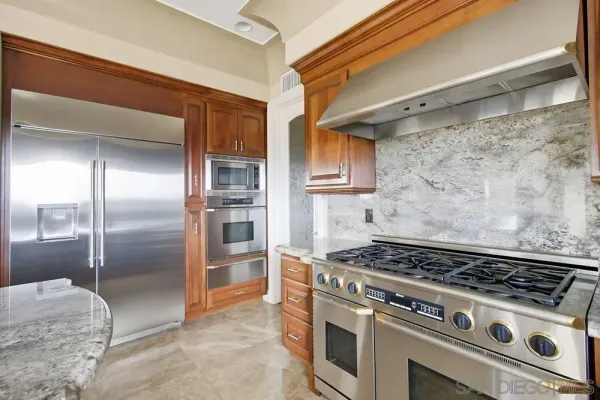 a view of empty room with window and ceiling fan