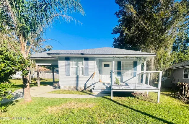 a view of a house with backyard