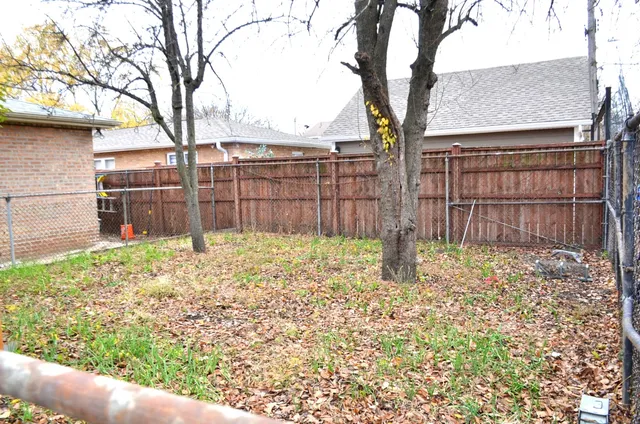 a picture of a small white wall