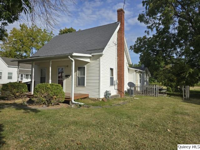 729 Buchanan Street Carthage, IL 62321 - Photo 13 of 16 a front view of house with yard and green space