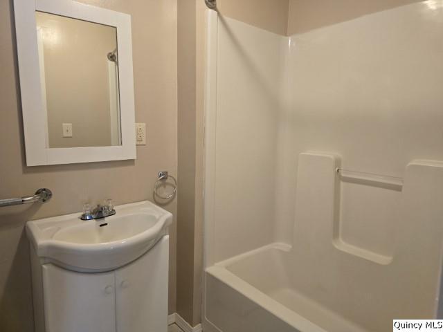 729 Buchanan Street Carthage, IL 62321 - Photo 8 of 16 a bathroom with a sink and a bathtub