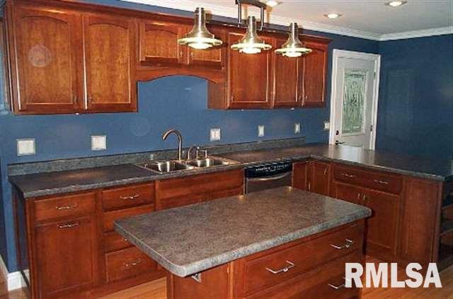 3224 Middle Road Davenport, IA 52803 - Photo 3 of 12 Gallery Image 3
