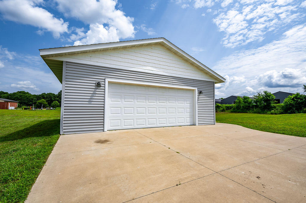 W8320 County Rd Z Onalaska, WI 54650 - Photo 4 of 41 Garage close up