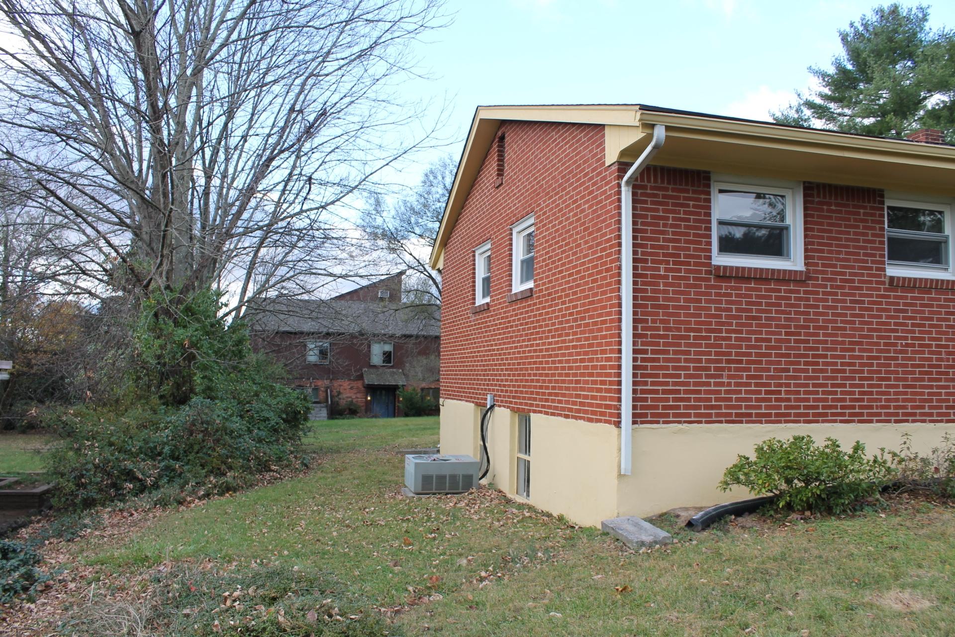 6552 Wendover Road Roanoke, VA 24019 - Photo 3 of 21 IMG_5321