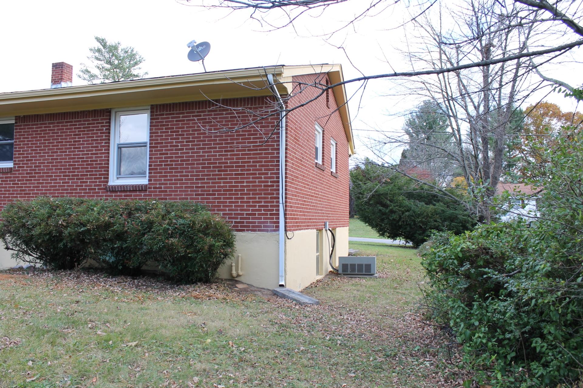 6552 Wendover Road Roanoke, VA 24019 - Photo 5 of 21 IMG_5323