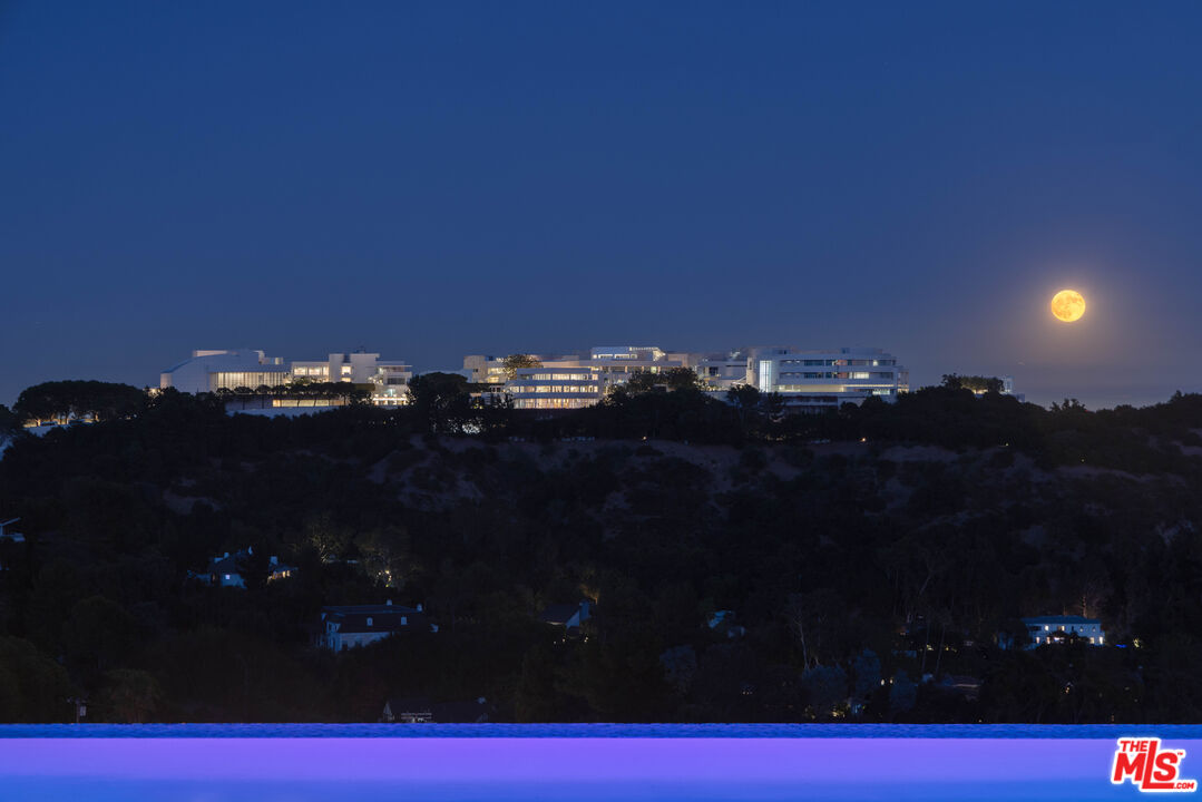 1104 North Tigertail Road Los Angeles, CA 90049 - Photo 21 of 27 a view of sunset