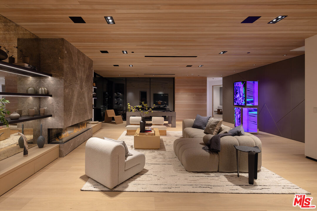 1104 North Tigertail Road Los Angeles, CA 90049 - Photo 23 of 27 a living room with furniture