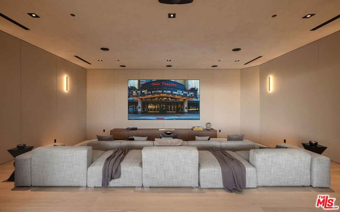 1104 North Tigertail Road Los Angeles, CA 90049 - Photo 7 of 27 a living room with furniture