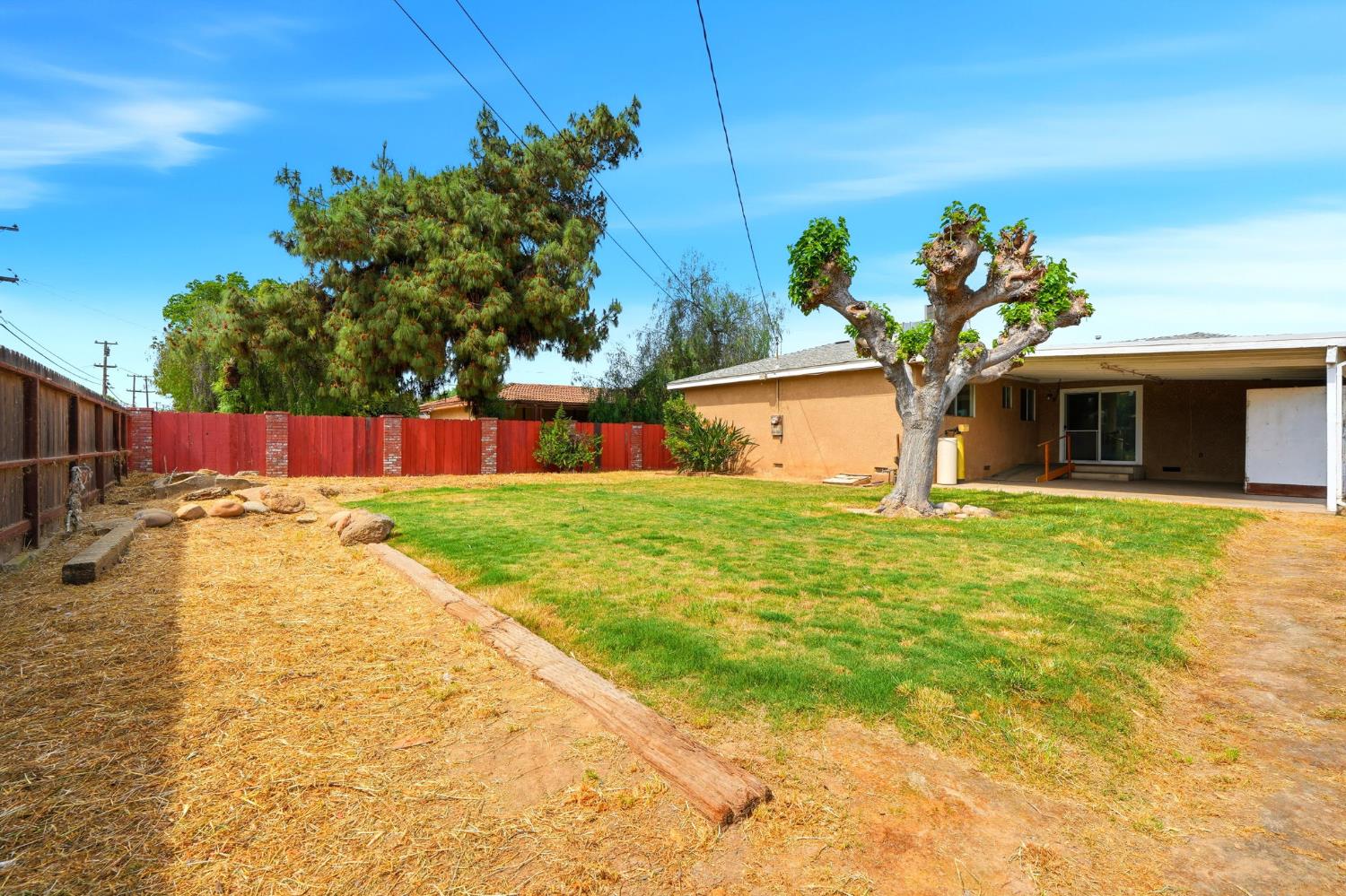 1123 East Washington Avenue Reedley, CA 93654 - Photo 44 of 53 a swimming pool with an outdoor space