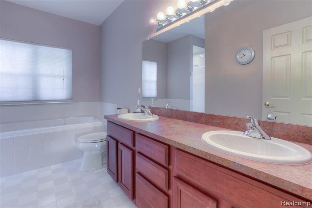 682 West Bluff Court Rochester Hills, MI 48307 - Photo 19 of 37