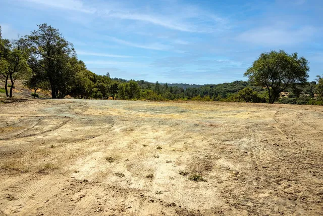 a view of a yard with a house