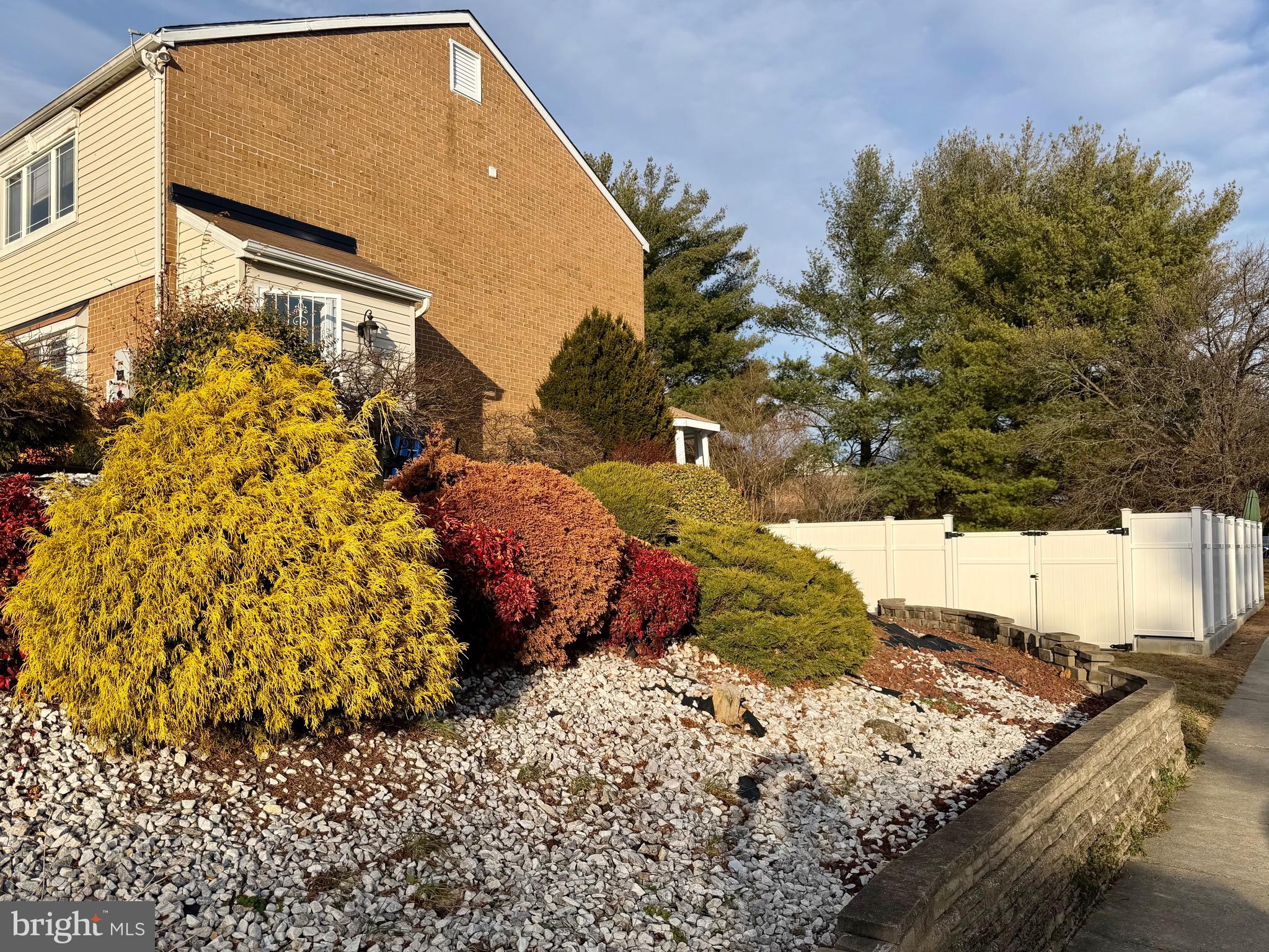 a view of a yard of the house