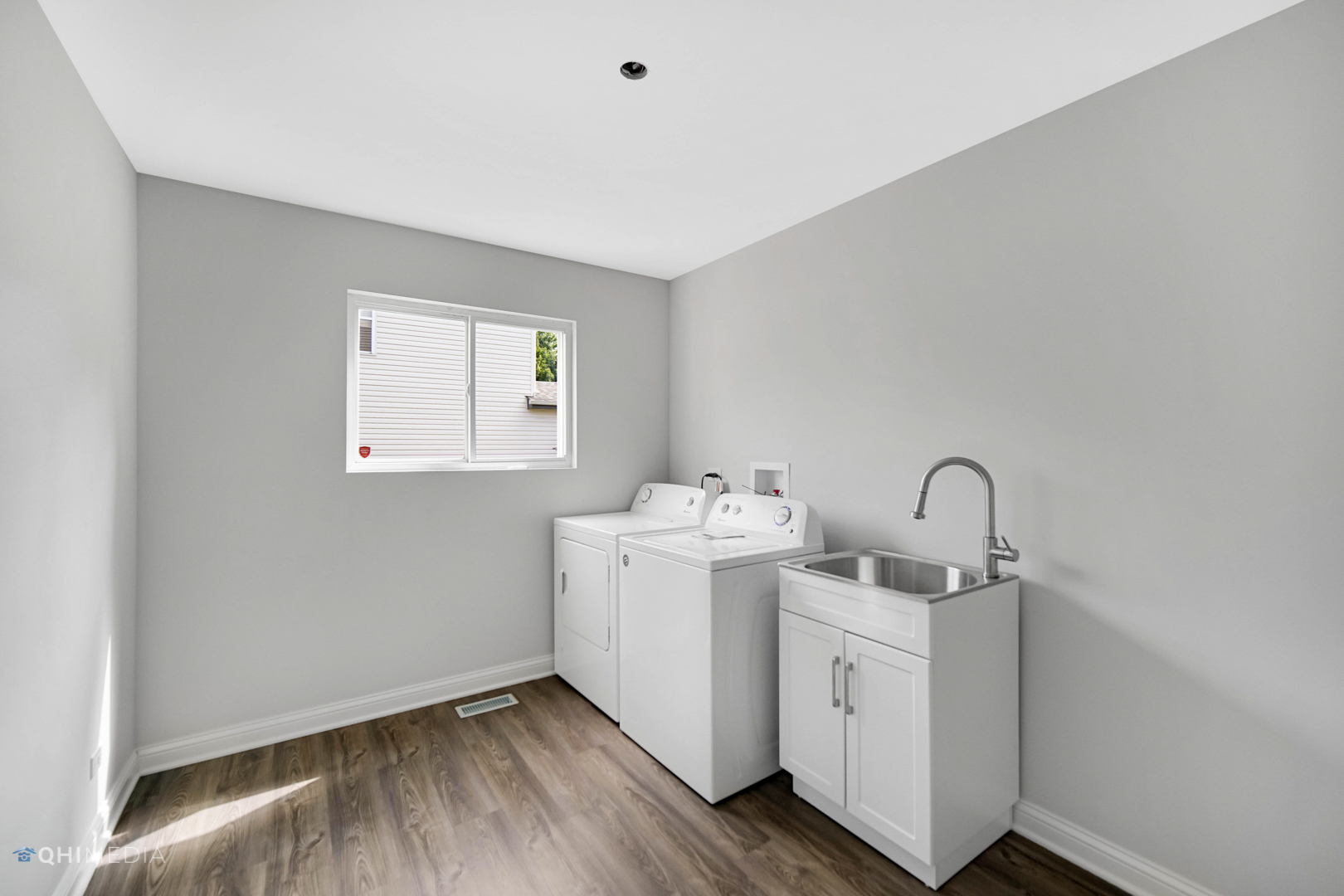 3101 Bennett Place Aurora, IL 60502 - Photo 18 of 30 a utility room with dryer and washer
