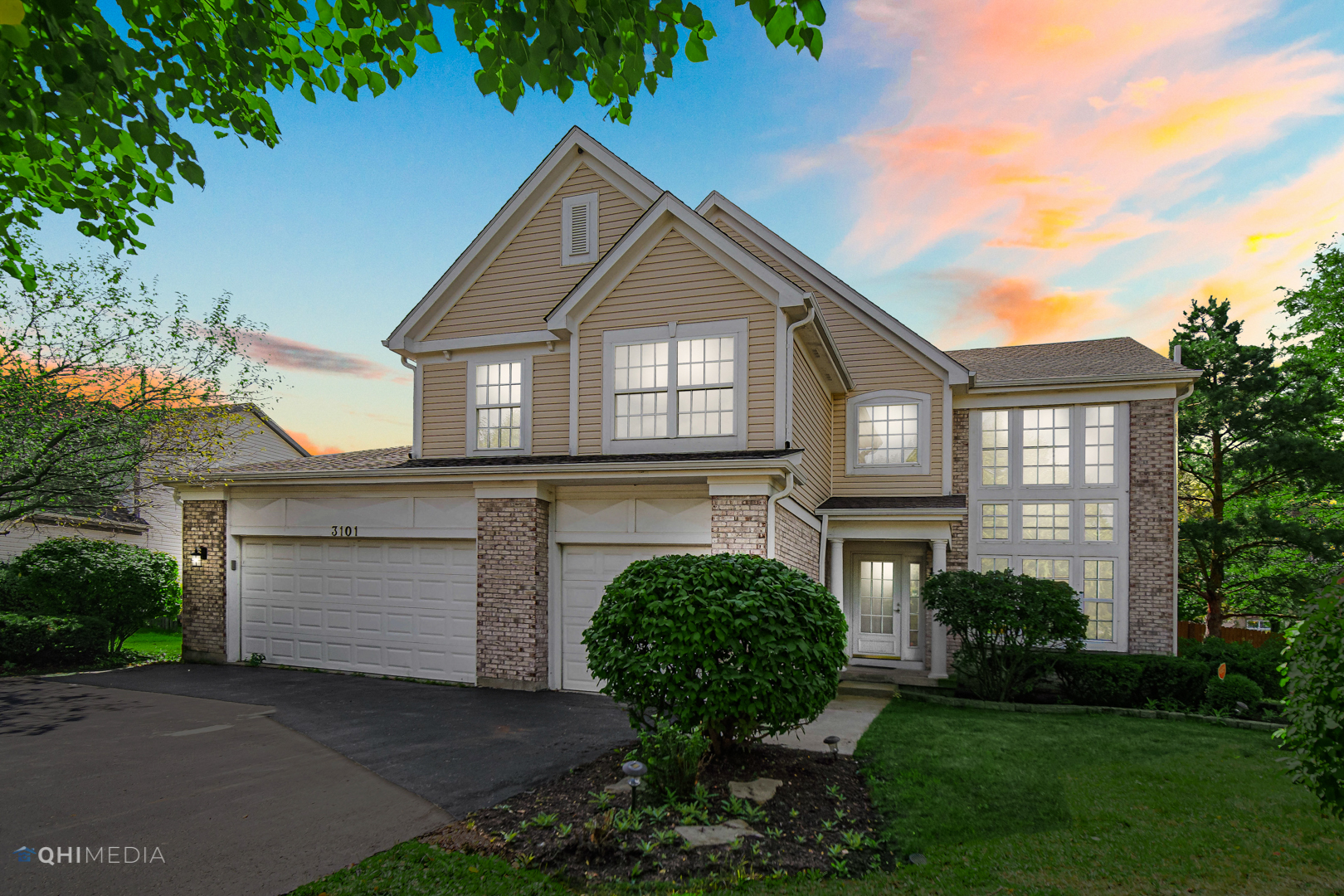 3101 Bennett Place Aurora, IL 60502 - Photo 4 of 30 a front view of a house with garden