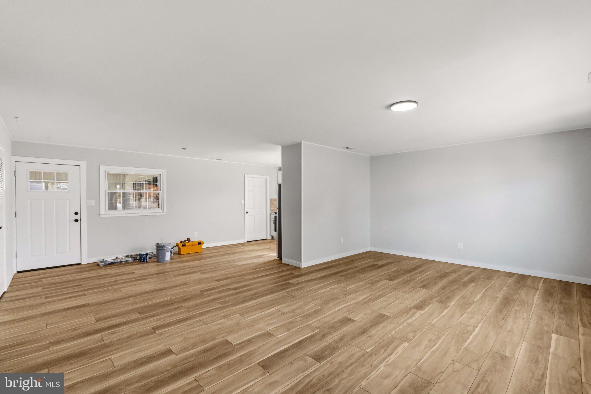 7 Sterling Lane Willingboro, NJ 08046 - Photo 5 of 23 Spacious, light-filled living area.