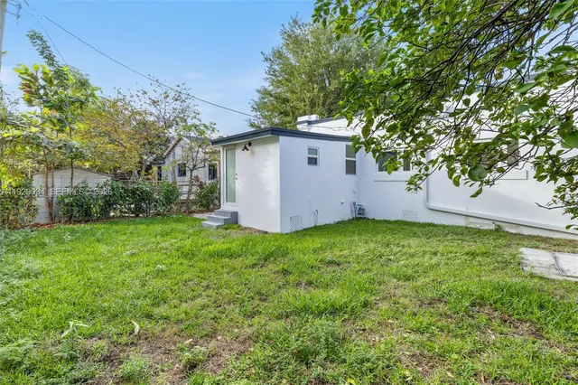 a view of a backyard