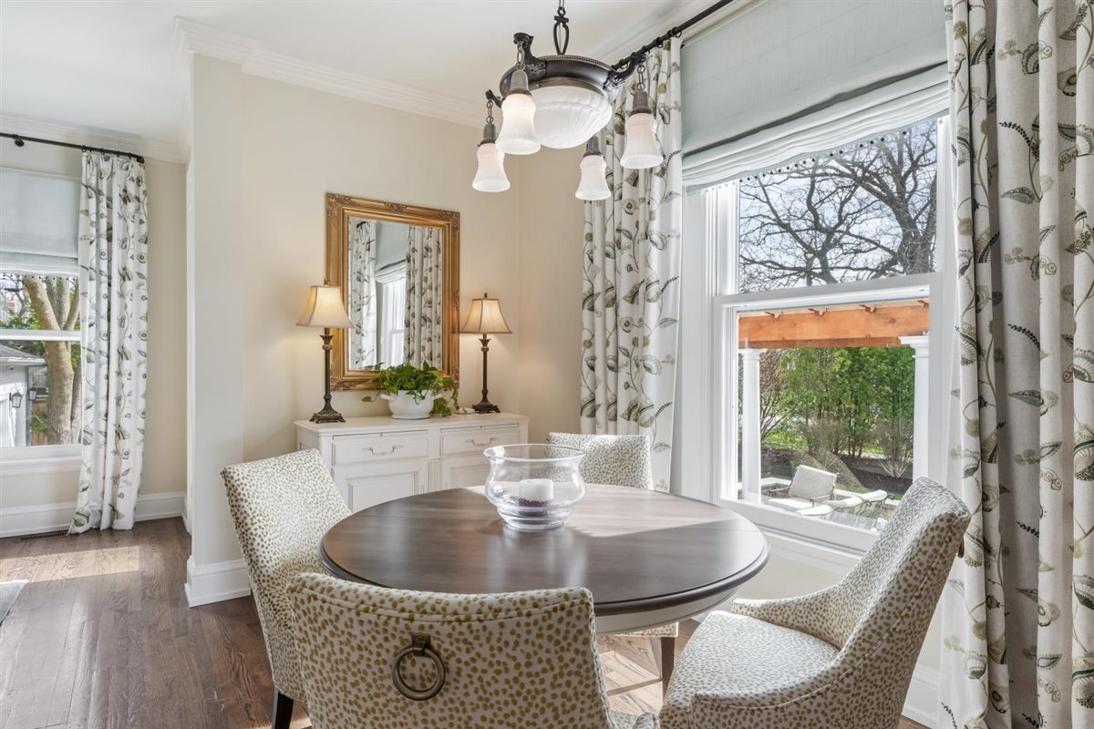 307 Abbotsford Road Kenilworth, IL 60043 - Photo 21 of 57 a dining room with wooden floor a chandelier a glass table and chairs
