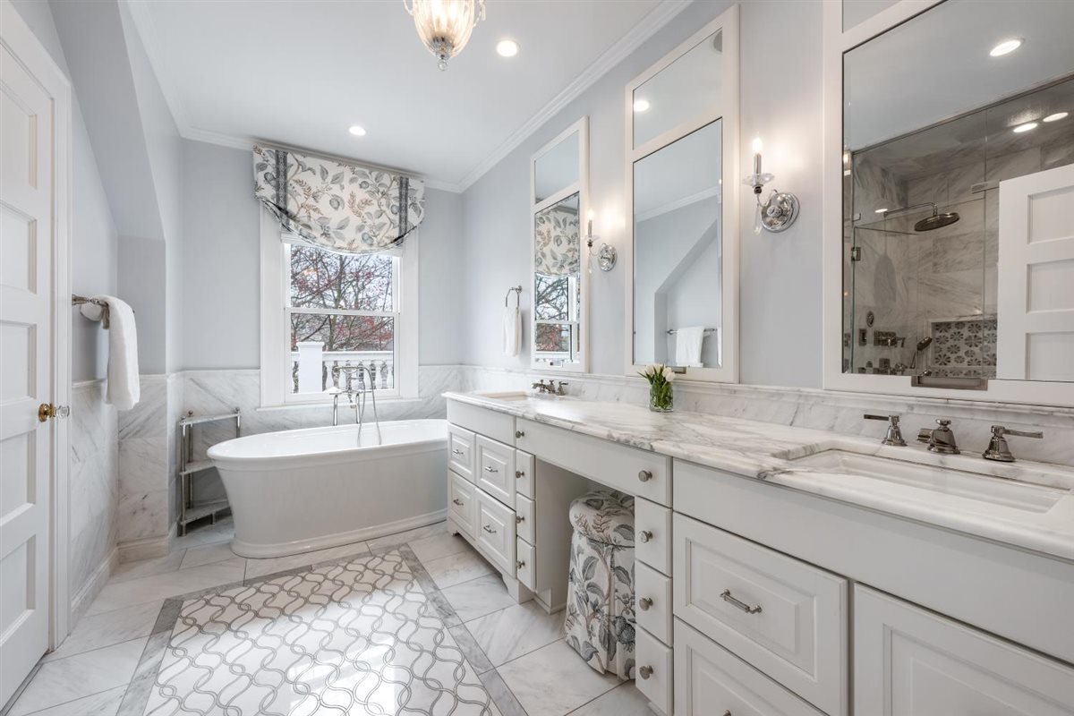 307 Abbotsford Road Kenilworth, IL 60043 - Photo 27 of 57 a bathroom with a tub sink and mirror