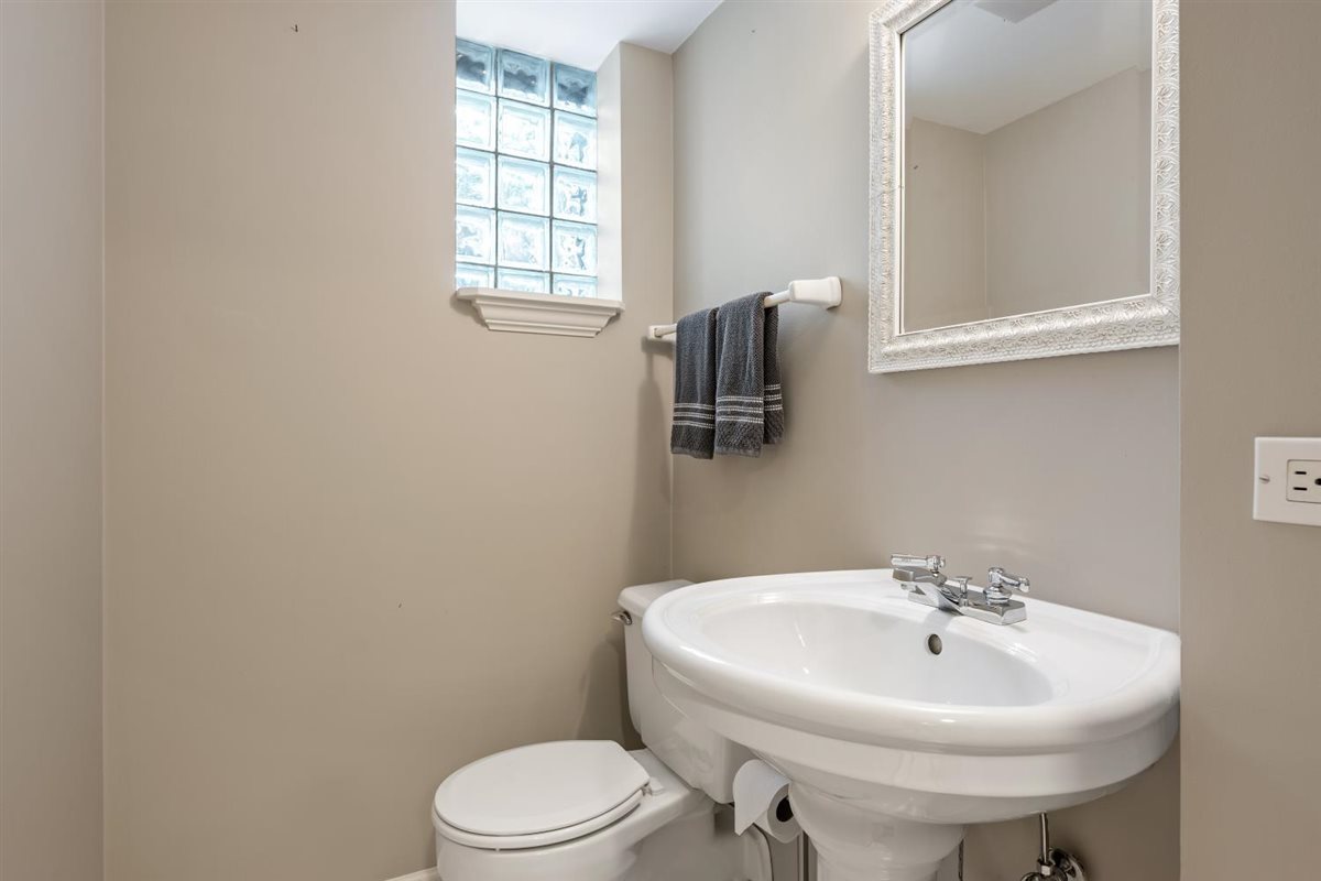 307 Abbotsford Road Kenilworth, IL 60043 - Photo 44 of 57 a bathroom with a sink a mirror and a toilet