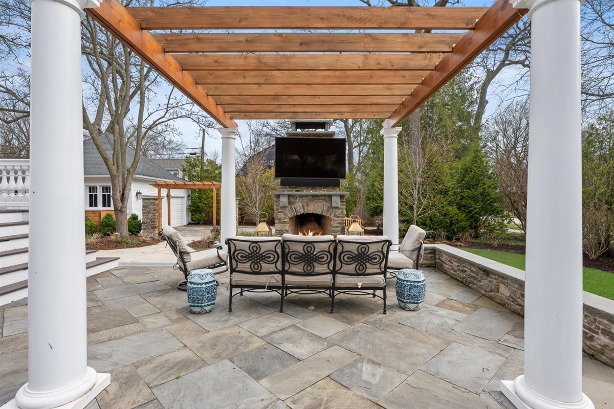 307 Abbotsford Road Kenilworth, IL 60043 - Photo 50 of 57 a view of a patio with chairs and a table