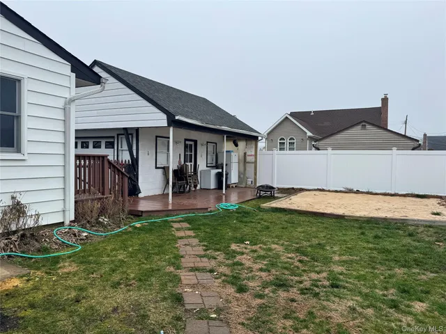 a view of a house with backyard and porch