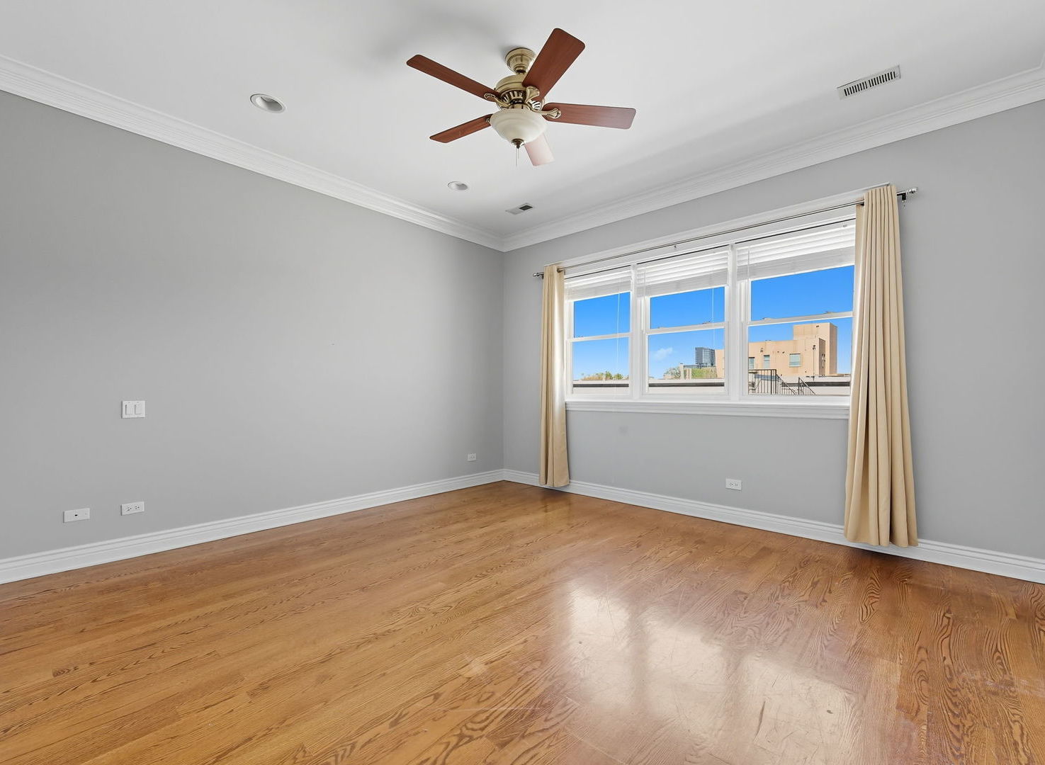 1248 West Jackson Boulevard, Unit 4W Chicago, IL 60607 - Photo 13 of 24 a view of an empty room with a window