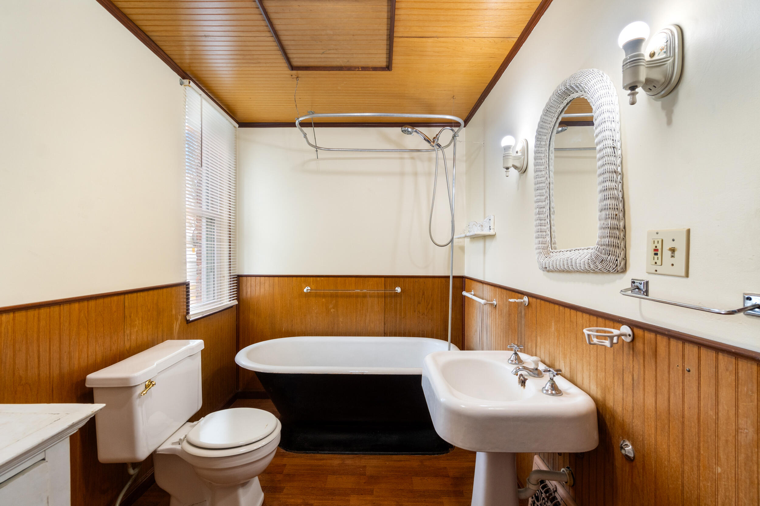 208 North Portage Road Jackson, MI 49201 - Photo 20 of 35 Bath