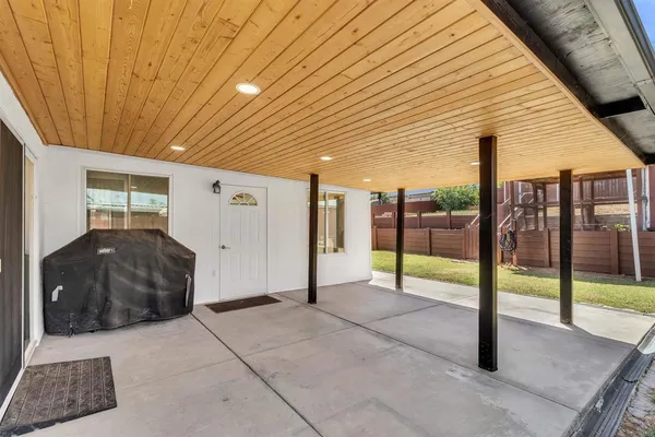 a view of a backyard