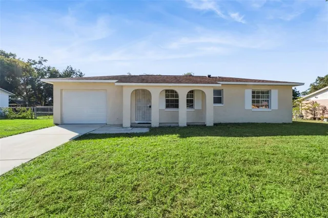 a view of a house with backyard